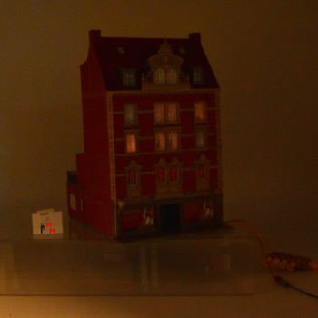 Faller 130445 Stadthaus "Paradiesbar", beleuchtet, Figuren, fertig gebaut, (99339)