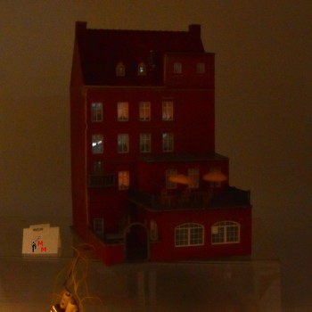 Faller 130445 Stadthaus "Paradiesbar", beleuchtet, Figuren, fertig gebaut, (99339)