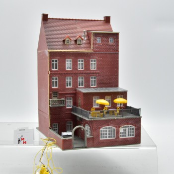 Faller 130445 Stadthaus "Paradiesbar", beleuchtet, Figuren, fertig gebaut, (99339)