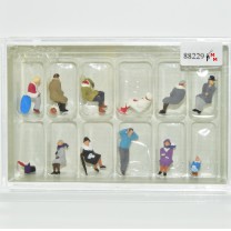 Preiser 10317 Sitzende Reisende in winterlicher Bekleidung, (88229) Preiser 10317 Sitzende Reisende in winterlicher Bekleidung, (88229)