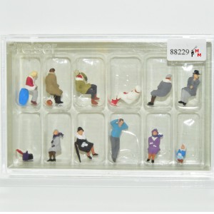 Preiser 10317 Sitzende Reisende in winterlicher Bekleidung,  (88229)