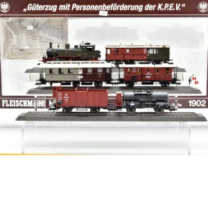 Fleischmann 1902 Güterzug mit Personenbeförderung der K.P.E.V., Wechselstrom digital, (30371)