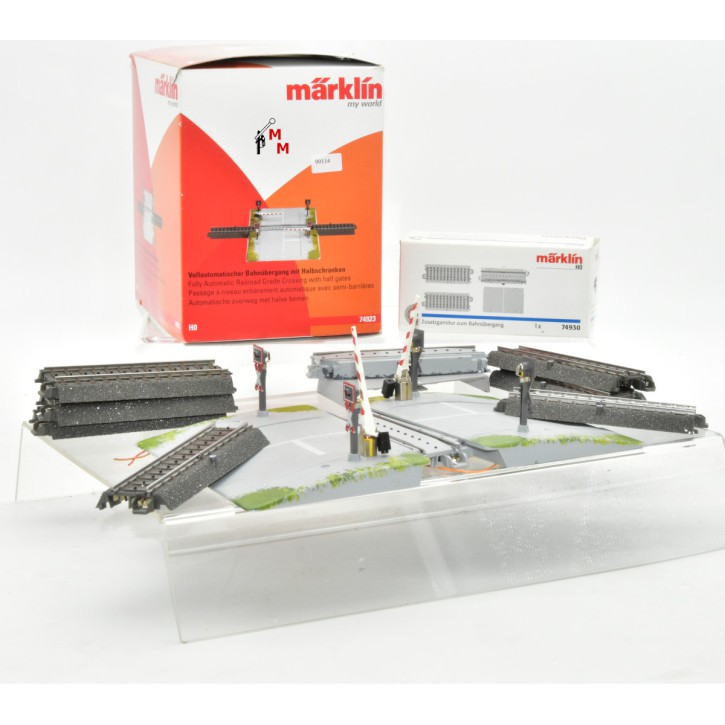 Märklin 74923/74930 Vollautomatischer Bahnübergang mit Halbschranke & Zusatzgarnitur, (99114)