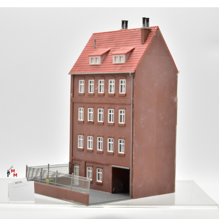 Faller 130915.1 Häuserzeile "Goethestrasse", ein Haus, fertig gebaut, (99700)