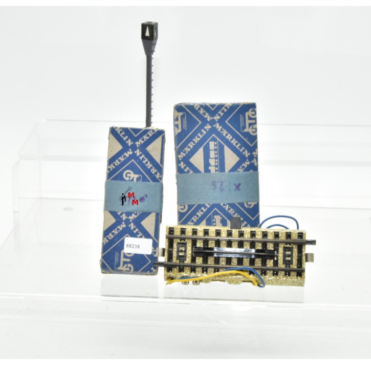 Märklin 3601EK & EKL M-Gleis-Entkupplungsgleismit Lichtmast, in OVP, (88238)